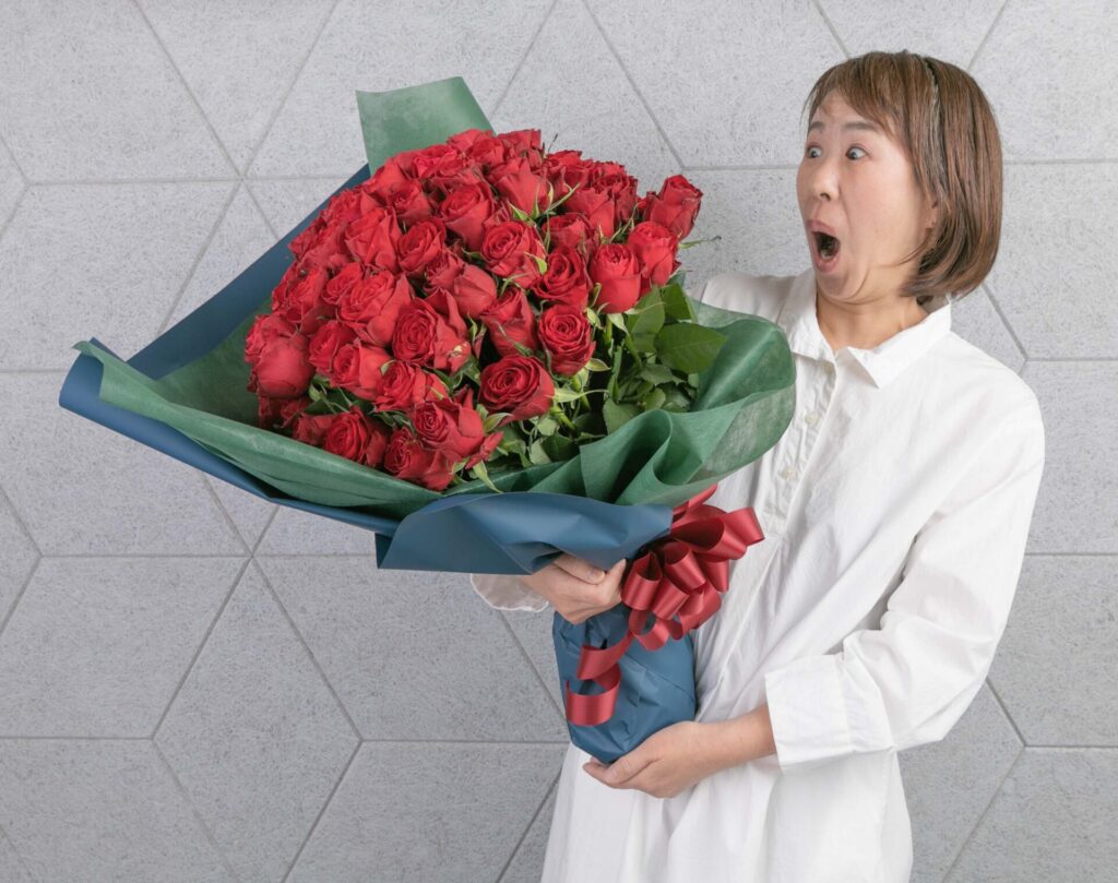 100本のバラの花束でサプライズするチヨ