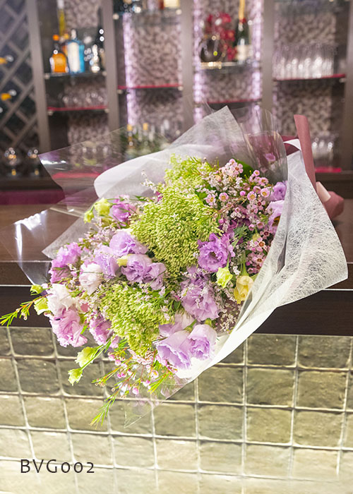 パープルとグリーンの色味がシックな秋の花束