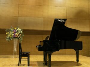 ピアノ発表会の演台花