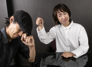 拳の角を確認するチヨ